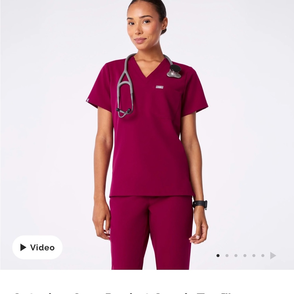 Figs dark magrnta SET  Fitted Short Sleeve Tee